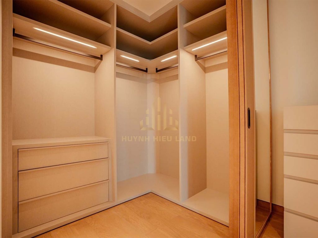 Tủ quần áo căn hộ 3 phòng ngủ tòa Sea - Grand Marina Saigon