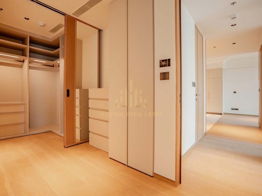 Cửa ra vào căn hộ 3 phòng ngủ tòa Sea - Grand Marina Saigon